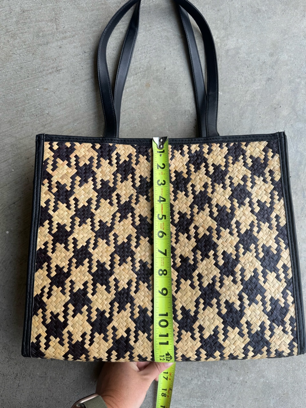 Woven Houndstooth Tote Bag in Black and Natural Raffia - Picture 13 of 16